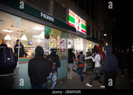 (200601) -- NEW YORK, 1. Juni 2020 (Xinhua) -- Demonstranten brechen in ein 7-Eleven-Geschäft während eines Protestes über den Tod von George Floyd in New York, USA, am 31. Mai 2020 ein. (Foto von Michael Nagle/Xinhua) Stockfoto