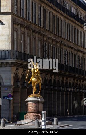 Paris, Frankreich - 29. Mai 2020: Statue der Jeanne d'Arc auf dem Place Pyramides in Paris. Jeanne d'Arc, 'die Jungfrau von Orleans', ist eine Volksheldin Stockfoto