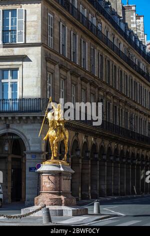 Paris, Frankreich - 29. Mai 2020: Statue der Jeanne d'Arc auf dem Place Pyramides in Paris. Jeanne d'Arc, 'die Jungfrau von Orleans', ist eine Volksheldin Stockfoto