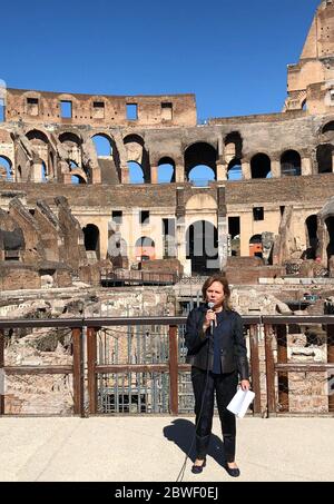 Rom, Italien. Juni 2020. Alfonsina Russo, Direktor des PARCO ARCHEOLOGICO DEL COLOSSEO, des Archäologischen Parks am Kolosseum, spricht bei der Wiedereröffnung. Das Kolosseum in Rom kann nach etwa drei Monaten der Schließung der Korona wieder besichtigt werden. Quelle: Petra Kaminsky/dpa/Alamy Live News Stockfoto