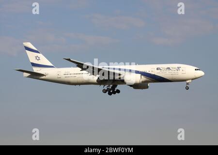 El Al Israel Airlines Boeing 777-200 mit Registrierung 4X-ECC im Kurzfinale für den Flughafen Amsterdam Schiphol. Stockfoto