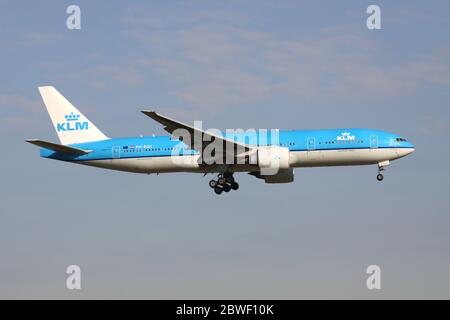 Niederländische KLM Boeing 777-200 mit Registrierung PH-BQE auf kurzem Finale für Amsterdam Airport Schiphol. Stockfoto