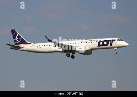 LOS Polish Airlines Embraer 195 mit Registrierung SP-LNF auf kurzem Finale für Amsterdam Airport Schiphol. Stockfoto