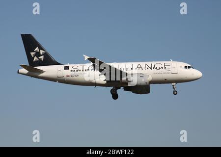 Croatia Airlines Airbus A319-100 in spezieller Star Alliance Lackierung mit Registrierung 9A-CTI im Kurzfinale für den Flughafen Amsterdam Schiphol. Stockfoto