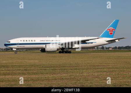 China Southern Cargo Boeing 777F mit Registrierung B-2081 rollt auf dem Rollweg V des Amsterdamer Flughafens Schiphol. Stockfoto