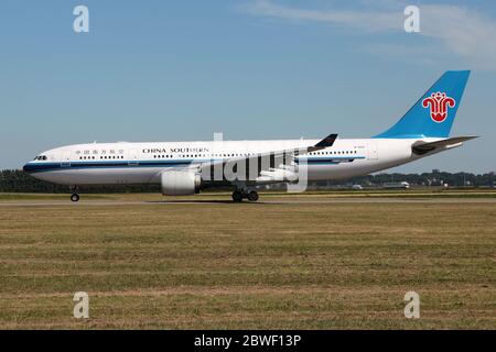 China Southern Airlines Airbus A330-200 mit Registrierung B-6515 rollt auf dem Rollweg V des Amsterdamer Flughafens Schiphol. Stockfoto