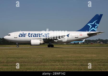 Canadian Air Transat Airbus A310-300 mit Registrierung C-GTSY rollt auf dem Rollweg V des Amsterdamer Flughafens Schiphol. Stockfoto