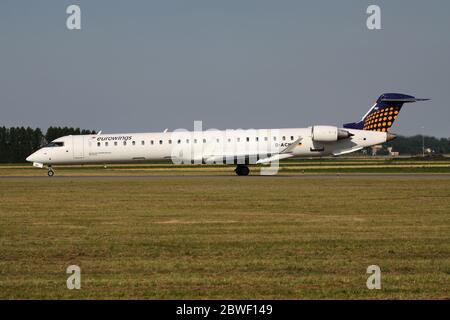 Deutsche Eurowings Bombardier CRJ900 mit Registrierung D-ACNF rollt auf dem Rollweg V des Amsterdamer Flughafens Schiphol. Stockfoto