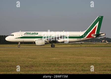 Italienische Alitalia Airbus A320-200 mit Registrierung Ei-DTB rollt auf dem Rollweg V des Amsterdamer Flughafens Schiphol. Stockfoto