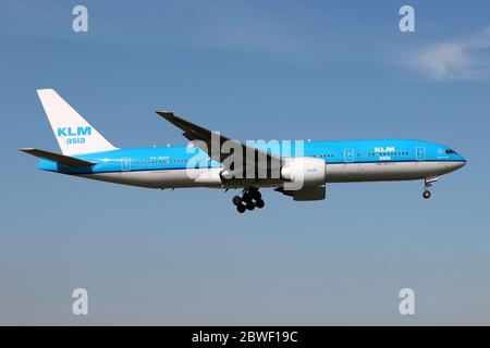 KLM asia Boeing 777-200 mit Registrierung PH-BQH auf kurzem Finale für Amsterdam Airport Schiphol. Stockfoto