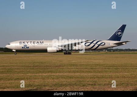 Niederländische KLM Boeing 777-300 in spezieller SkyTeam-Lackierung mit Registrierung PH-BVD rollt auf dem Rollweg V des Amsterdamer Flughafens Schiphol. Stockfoto