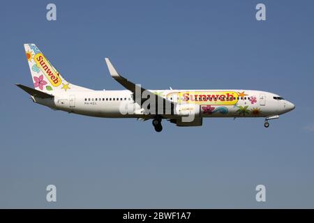 Dutch Transavia Boeing 737-800 in spezieller Sunweb Lackierung mit Registrierung PH-HZL auf kurzem Finale für Amsterdam Airport Schiphol. Stockfoto