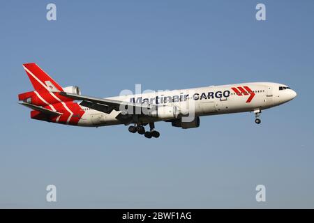 Niederländisch Martinair Cargo McDonnell Douglas MD-11F mit Registrierung PH-MCR auf kurzem Finale für Amsterdam Airport Schiphol. Stockfoto