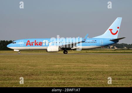 Dutch Arkefly Boeing 737-800 mit Registrierung PH-TFC rollt auf dem Rollweg V des Amsterdamer Flughafens Schiphol. Stockfoto