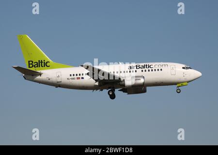 Lettische airBaltic Boeing 737-500 mit Registrierung YL-BBD auf kurzem Finale für Amsterdam Airport Schiphol. Stockfoto