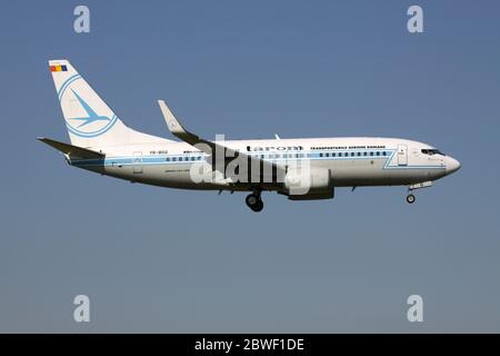 Rumänische Tarom Boeing 737-700 in spezieller Retro-Lackierung mit Registrierung YR-BGG auf Kurzfinale für Amsterdam Airport Schiphol. Stockfoto