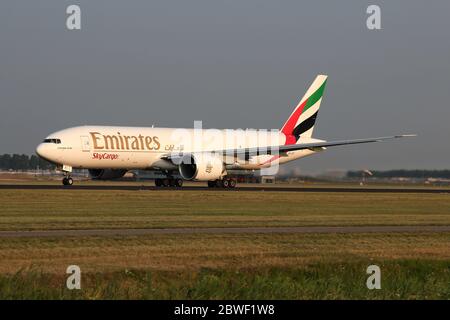 Emirates SkyCargo Boeing 777F mit Registrierung A6-EFI auf Start-Rolle auf der Landebahn 36L (Polderbaan) des Amsterdamer Flughafens Schiphol. Stockfoto