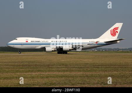 Air China Cargo Boeing 747-400F mit Registrierung B-2476 rollt auf dem Rollweg V des Amsterdamer Flughafens Schiphol. Stockfoto