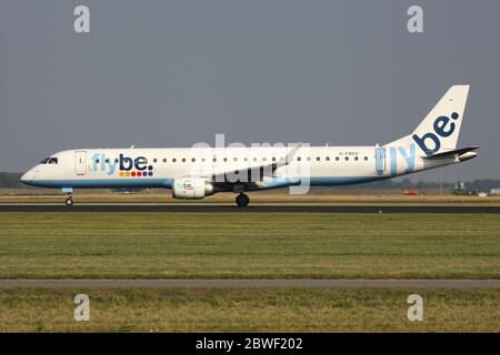 British flybe Embraer 195 mit Registrierung G-FBEK auf Startbahn 36L (Polderbaan) des Amsterdamer Flughafens Schiphol. Stockfoto