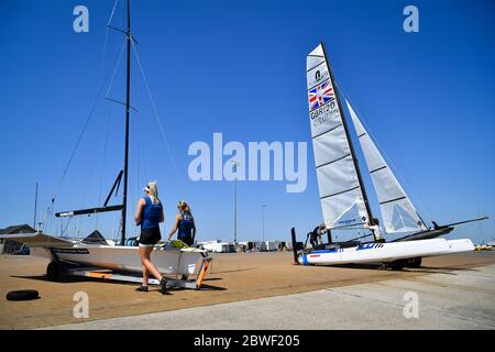 Team GB Athleten bereiten ihre Boote für eine Trainingseinheit vor, da die Mitglieder des Team GB bei Weymouth und der Portland National Sailing Academy paarweise wieder auf dem Wasser trainieren, da die Lockdown-Beschränkungen in England lockern. Stockfoto