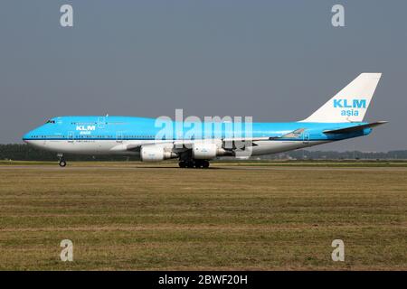 KLM asia Boeing 747-400 mit Registrierung PH-BFF rollt auf dem Rollweg V des Amsterdamer Flughafens Schiphol. Stockfoto