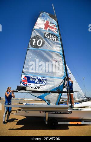 Die 2020 Athleten Charlotte Dobson, links, und Saskia Tidey, rechts, rüsten ihre 49er FX für eine Trainingseinheit auf, da die Mitglieder des Teams GB bei Weymouth und der Portland National Sailing Academy in Paaren wieder auf dem Wasser trainieren, da die Lockdown-Beschränkungen in England lockern. Stockfoto