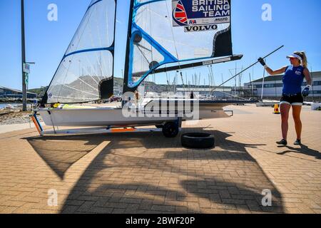 Die 2020-Mann-Sportlerin Saskia Tidey aus Tokio prüft ihre 49er FX für eine Trainingseinheit, da die Mitglieder des Teams GB bei Weymouth und der Portland National Sailing Academy in Paaren wieder auf dem Wasser trainieren, da die Lockdown-Beschränkungen in England lockern. Stockfoto