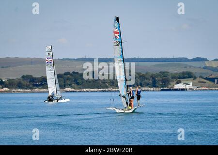 Team GB-Athleten segeln während einer Trainingseinheit aus dem Hafen, da Mitglieder des Team GB bei Weymouth und der Portland National Sailing Academy paarweise wieder auf dem Wasser trainieren, da die Lockdown-Beschränkungen in England lockern. Stockfoto