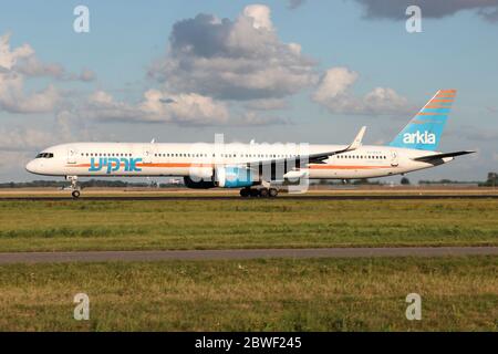 Arkia Israeli Airlines Boeing 757-300 mit Registrierung 4X-BAW auf Start-Rolle auf der Landebahn 36L (Polderbaan) des Amsterdamer Flughafens Schiphol. Stockfoto