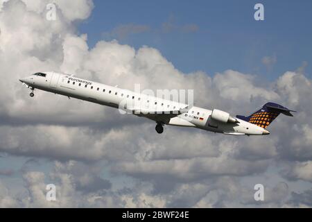 Deutsche Eurowings Bombardier CRJ900 mit Registrierung D-ACNV gerade am Flughafen Amsterdam Schiphol in Luft. Stockfoto