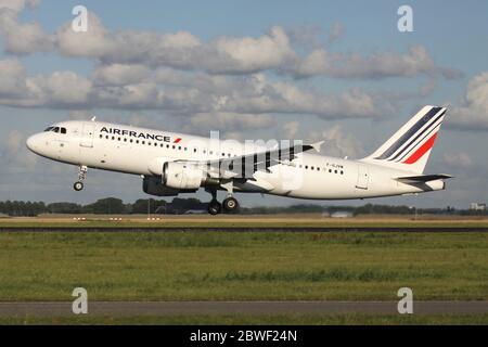 Air France Airbus A320-200 mit Registrierung F-GJVW gerade am Flughafen Amsterdam Schiphol Luft. Stockfoto