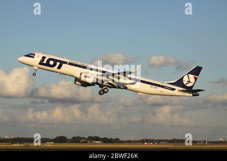 Polish Airlines Embraer 195 mit Registrierung SP-LNC gerade Luft am Flughafen Amsterdam Schiphol. Stockfoto