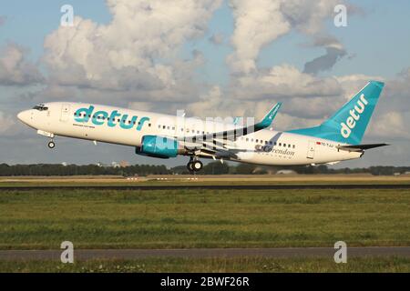 Turkish Corendon Airlines Boeing 737-800 in speziellen Detur Lackierung mit Registrierung TC-TJJ gerade Luft am Flughafen Amsterdam Schiphol. Stockfoto