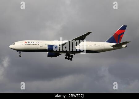 Delta Air Lines Boeing 777-200 mit der Registrierung N860DA auf kurzem Finale für Amsterdam Airport Schiphol. Stockfoto
