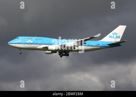 Niederländische KLM Boeing 747-400 mit Registrierung PH-BFO auf kurzem Finale für Amsterdam Airport Schiphol. Stockfoto