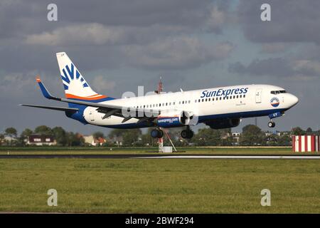 Türkische SunExpress Boeing 737-800 mit Registrierung TC-SUY auf kurzem Finale für die Start- und Landebahn 18R (Polderbaan) des Amsterdamer Flughafens Schiphol. Stockfoto