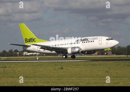 Lettische LuftBaltic Boeing 737-500 mit Registrierung YL-BBN auf kurzem Finale für die Start- und Landebahn 18R (Polderbaan) des Amsterdamer Flughafens Schiphol. Stockfoto