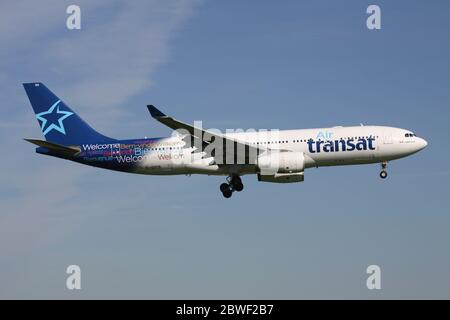 Canadian Air Transat Airbus A330-200 mit Registrierung C-GITS im Kurzfinale für den Flughafen Amsterdam Schiphol. Stockfoto