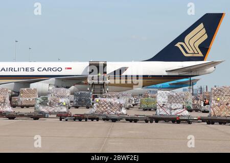 Singapore Airlines Cargo Boeing 747-400F an der Frachtrampe des Flughafens Amsterdam Schiphol. Stockfoto