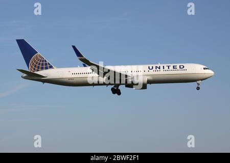 United Airlines Boeing 767-300 mit Registrierung N674UA auf kurzem Finale für Amsterdam Airport Schiphol. Stockfoto