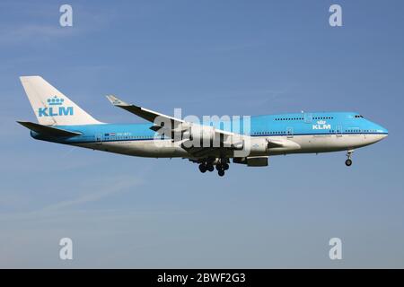 Niederländische KLM Boeing 747-400 mit Registrierung PH-BFU auf kurzem Finale für Amsterdam Airport Schiphol. Stockfoto