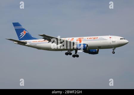 Turkish ULS Airlines Cargo Airbus A300F mit Registrierung TC-KZV auf kurzem Finale für Amsterdam Airport Schiphol. Stockfoto