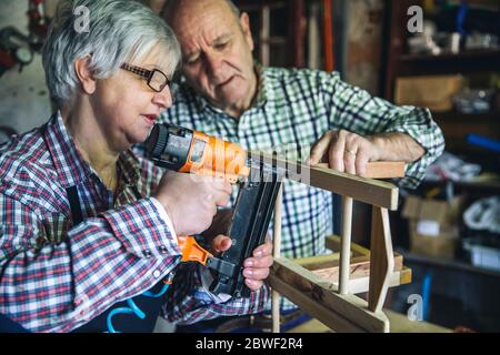 Senior Paar in einer Zimmerei Stockfoto