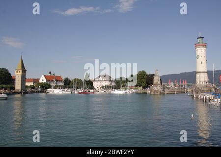 Leuchtturm und Löwenstatue am Lindauer Hafeneingang, Bayern Bayern, Deutschland. Mangturm Stockfoto