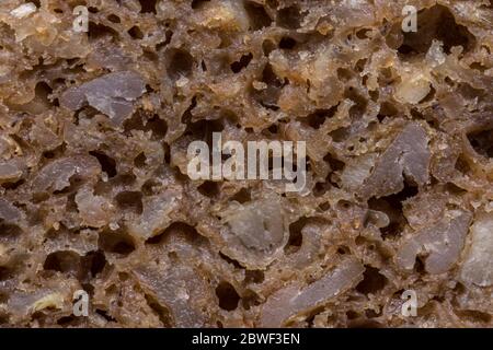 Extreme Nahaufnahme von dunklem Roggenbrot, auch Pumpnickel genannt. Lizenzfreies Stock Foto. Stockfoto