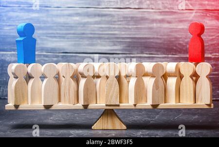 Rote und blaue Gegner stehen an der Spitze der Menge auf Gewichtswaagen. Politischer Kampf, werden Sie von mehr Wählern unterstützt. Demokratische Debatte, Wahlen Stockfoto