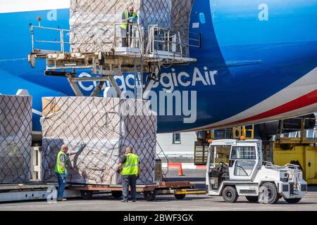 CargoLogicAir-Flug CLU 5694 landet am Prestwick Airport mit einer Lieferung von NHS-medizinischen Hilfsgütern und PSA aus China, da Schottland in Phase 1 des Plans der schottischen Regierung geht, die Sperre schrittweise zu heben. Stockfoto