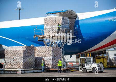 CargoLogicAir-Flug CLU 5694 landet am Prestwick Airport mit einer Lieferung von NHS-medizinischen Hilfsgütern und PSA aus China, da Schottland in Phase 1 des Plans der schottischen Regierung geht, die Sperre schrittweise zu heben. Stockfoto