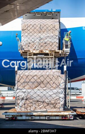 CargoLogicAir-Flug CLU 5694 landet am Prestwick Airport mit einer Lieferung von NHS-medizinischen Hilfsgütern und PSA aus China, da Schottland in Phase 1 des Plans der schottischen Regierung geht, die Sperre schrittweise zu heben. Stockfoto