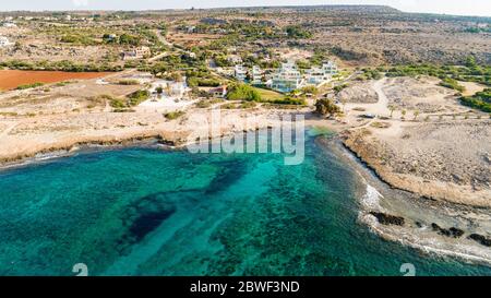 Vogelperspektive auf den Strand Ammos tou Kambouri, Ayia Napa, Cavo Greco, Famagusta, Zypern. Die Wahrzeichen Touristenattraktion felsiger Strand mit goldenem Stockfoto